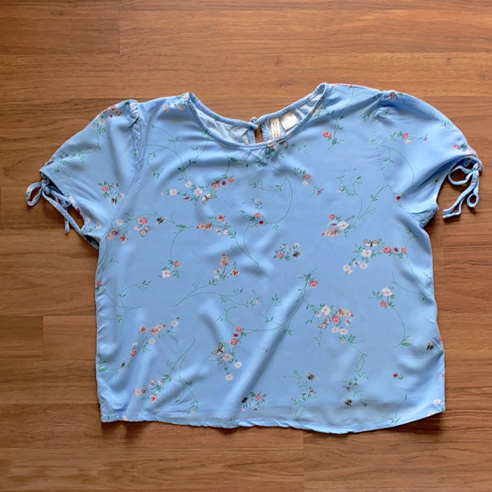 H&M brand. Cute crop top blouse with ties on sleeves. Women’s size medium.